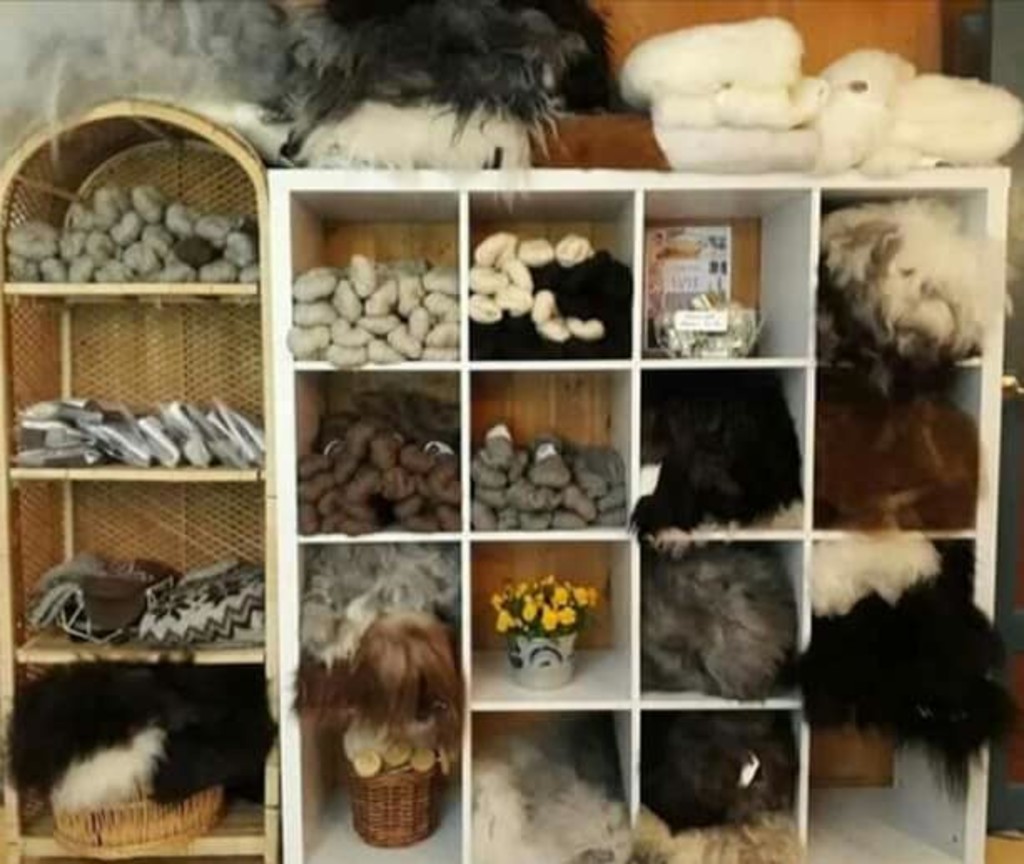 Garn, skinn og andre varer i gardsbutikken på Ormbostad