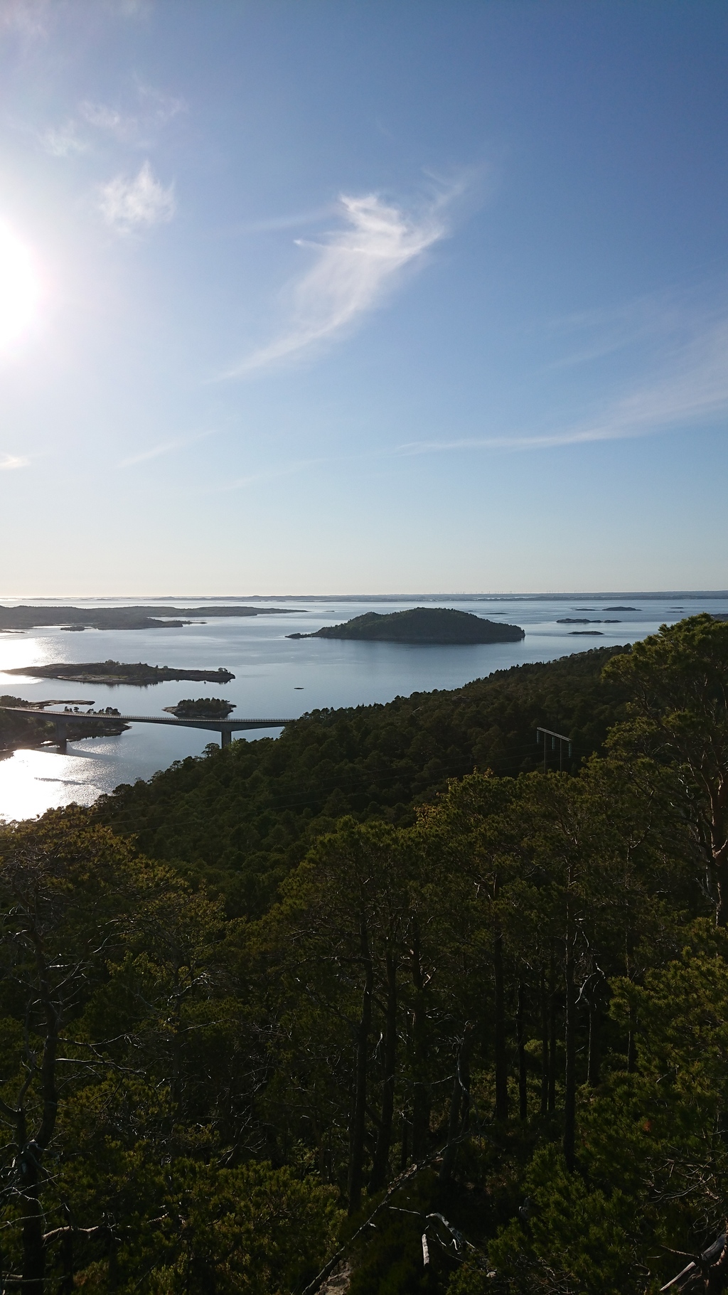 Utsyn frå Ormbostadfjellet mot sjøen og øyane